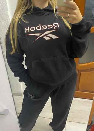 Черный спортивный костюм reebok