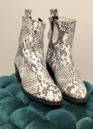 Женские кожаные казаки