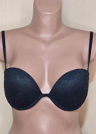 Бюстгальтер из пуш-ап и глубоким декольте