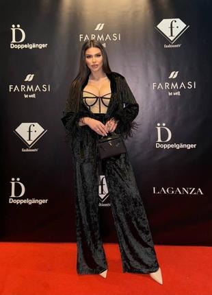 Костюм из бархата с натуральными перьями боа