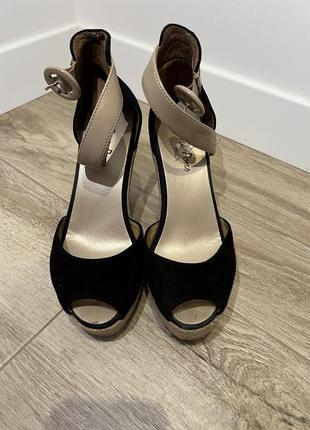 Замшеві туфлі жіночі на танкетці