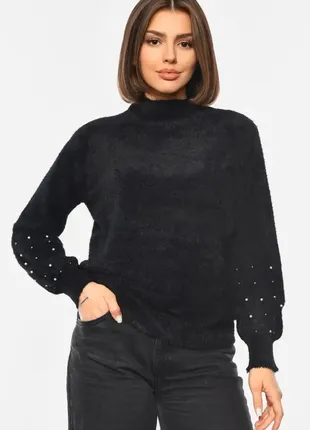 Пухнастий светр з бусинами