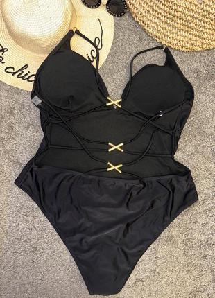 Эффектный купальник с украшениями сзади