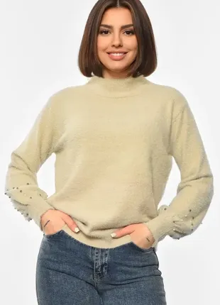 Пухнастий светр з бусинами