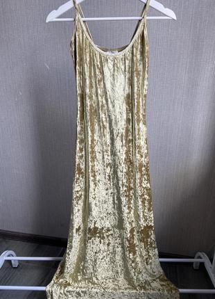 Длинное золотистое велюровое платье