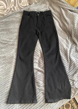 Чорні джинси кльош