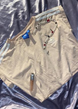 Топ adidas молочного цвета
