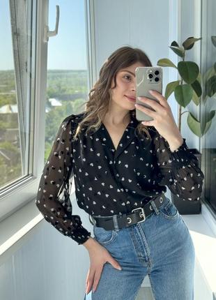 Черная блуза в сердечки на пуговицах на низкий рост 1+1=3