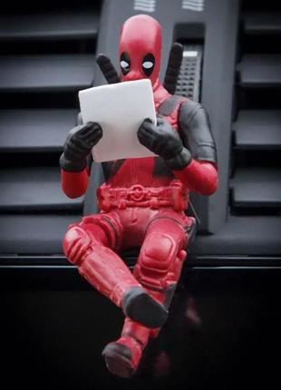 Дедпул (deadpool) на килимок на панелі приладів в авто