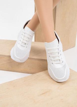 Білі шкіряні кросівки з перфорацією