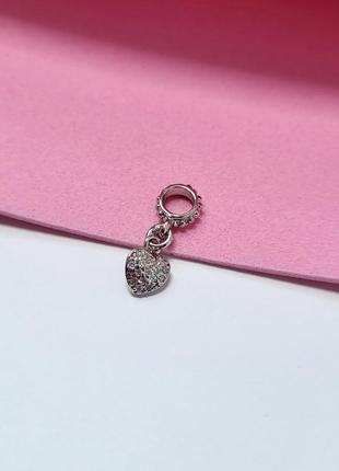 Серебряный шарм с подвеской сердце в белых камнях серебро 925 пробы родированное 948р 1.00г