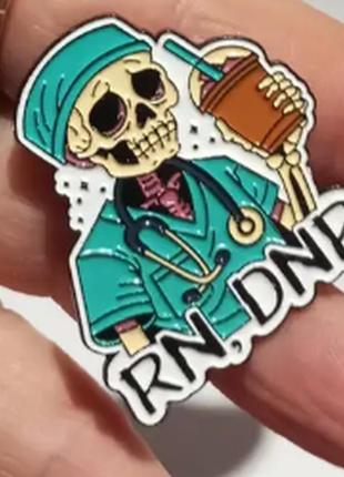 Медицинская брошь брошка человек врач скелет доктор