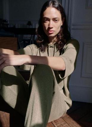 Джемпер с капюшоном zara худи вязаная из натуральных материалов цвета шалфей