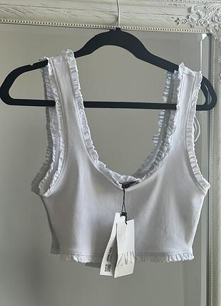 Белый топ с рюшками zara