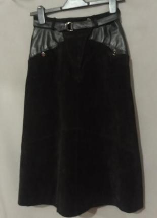 Замшевая юбка с кожаными вставками, черного цвета.