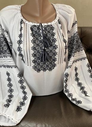 Стильна жіноча вишиванка ручноі роботи на білому домотканому полотні. ж-2448