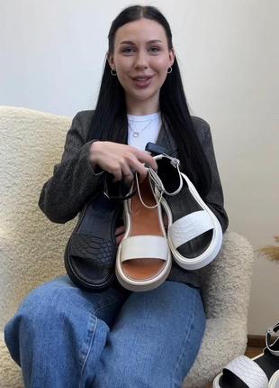 Класнючі шкіряні босоніжки змія рептилія чорні білі бежеві із закритою п'ятою