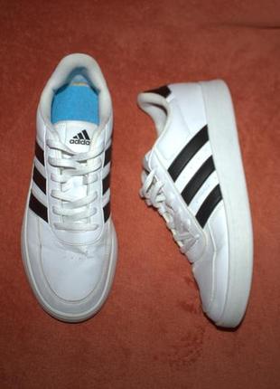 Кросівки фірми adidas 44,5 розміру по устілці 28 см.