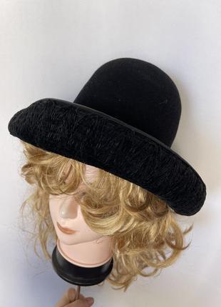 Шляпа черная женская фетровая отделана структурной тканью с лентой поля разной ширины винтаж
