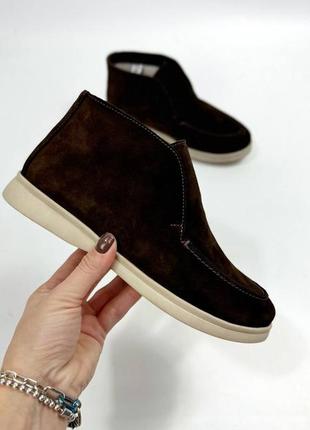 Высокие лоферы утеплены байкой.