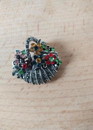 Гарна жіноча брошка