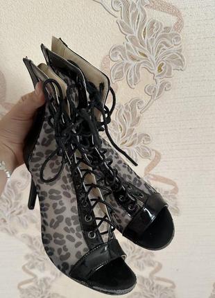 Взуття high heels