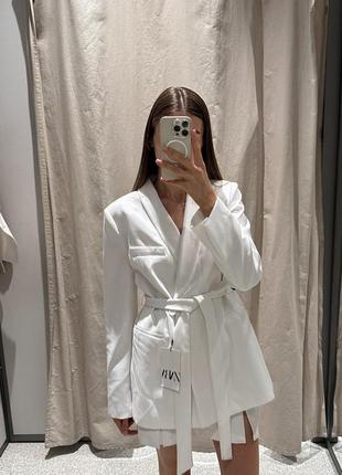 Шикарный белый пиджак с поясом zara