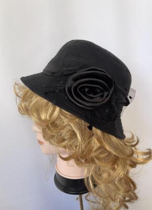 Чорний капелюшок із трояндою з вузькими крисами як панама в стилі 20х 30х вінтаж ретро старий голлівуд