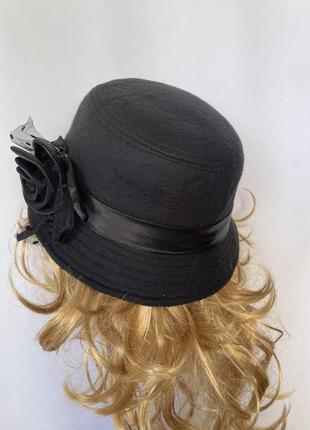 Чорний капелюшок із трояндою з вузькими крисами як панама2 фото