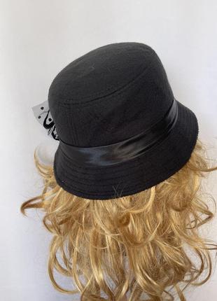 Чорний капелюшок із трояндою з вузькими крисами як панама3 фото