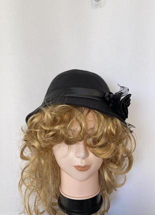 Чорний капелюшок із трояндою з вузькими крисами як панама4 фото