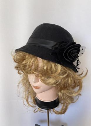 Чорний капелюшок із трояндою з вузькими крисами як панама6 фото
