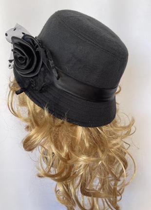 Чорний капелюшок із трояндою з вузькими крисами як панама7 фото