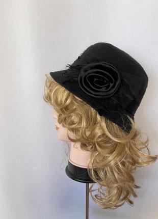 Чорний капелюшок із трояндою з вузькими крисами як панама8 фото