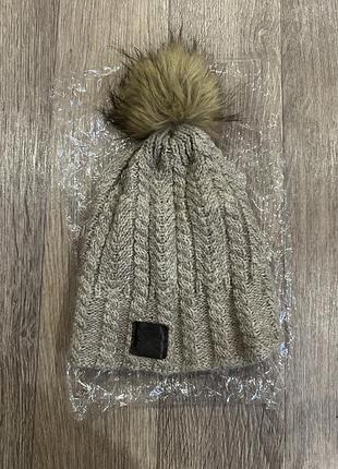 Зимняя теплая шапка с бубоном в идеальном состоянии