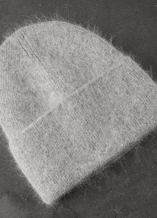 Пушистая теплая шапка бини из ангоры