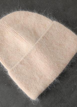 Пушистая теплая шапка бини из ангоры