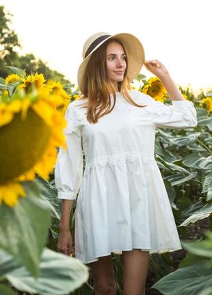 Легка біла сукня