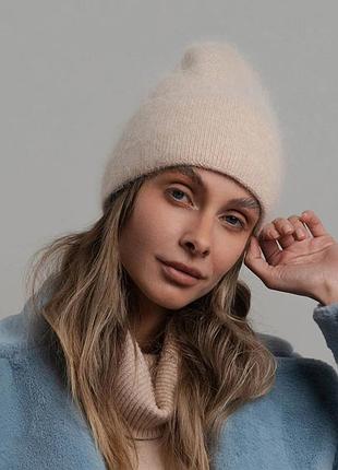 Пушистая теплая шапка бини из ангоры