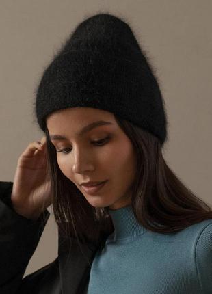 Пушистая теплая шапка бини из ангоры