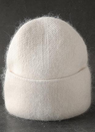 Пушистая теплая шапка бини из ангоры