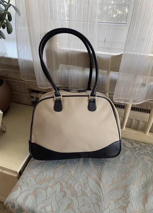 Легка нейлонова сумочка на плече