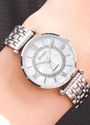 Годинник наручний жіночий із металевим браслетом.