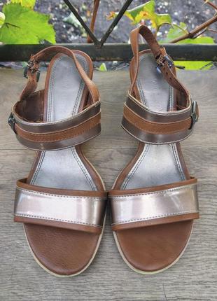 Marco tozzi женские кожаные босоножки на каблуке размер 39 в красивом состоянии