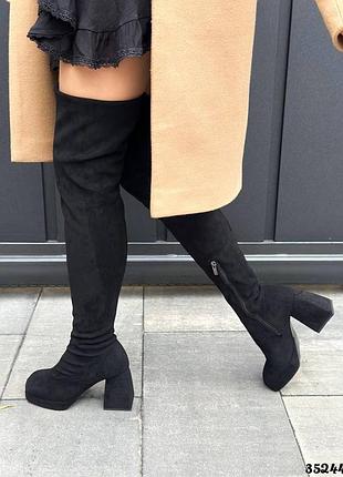 Демісезонні ботфорти на ефектному, зручному каблуку.