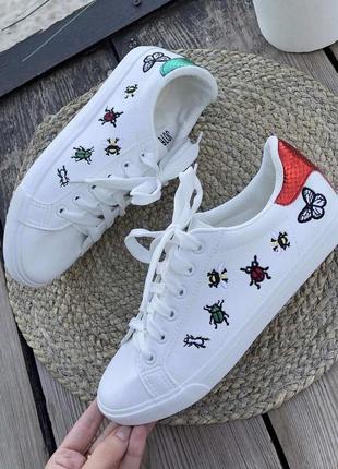Стильні білі кросівки