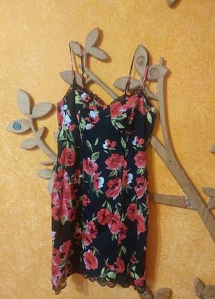 Платье в цветочки, приталенное