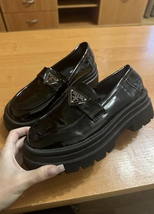 Лаковые туфли ботинки лоферы prada прада