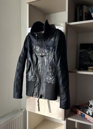 Трендовая кожанка в стиле ann demeulemeester, jean paul gaultier