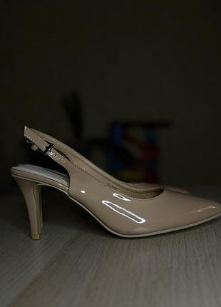 Лакові туфлі босоніжки